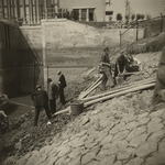 FOTO-000019 Afschuiving en reparatie van de oever van de voorboezem van het dieselgemaal mr. P.A. Pijnacker H..., 06-04-1935