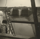 FOTO-000021 Afschuiving en reparatie van de oever van de voorboezem van het dieselgemaal mr. P.A. Pijnacker H..., 06-04-1935