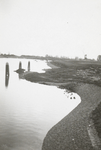 FOTO-000029 Dijkdoorbraak in de werkhaven van Rijkswaterstaat, naast het nieuwe gemaal van Rijnland, 06-04-1935