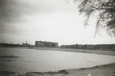 FOTO-000030 Dijkdoorbraak in de werkhaven van Rijkswaterstaat, naast het nieuwe gemaal van Rijnland, 06-04-1935