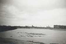 FOTO-000032 Dijkdoorbraak in de werkhaven van Rijkswaterstaat, naast het nieuwe gemaal van Rijnland, 06-04-1935