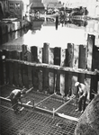 FOTO-000114 Betonvlechten in de bouwput ten behoeve van de bouw van het gemaaltje Mallegat bij de Mallegatsluis, 1959