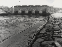 FOTO-000174 Spuien van het water uit de Buitensluis, gezien vanaf de zeezijde, circa 1953