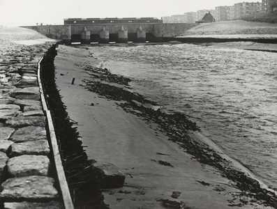 FOTO-000175 Buitensluis gezien vanaf de zeezijde tijdens het spuien, circa 1953