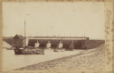 FOTO-000178 Foto van de Buitensluis in Katwijk, zeezijde, circa 1872