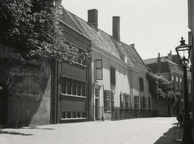 FOTO-000265 Langebrug, achteringang van het gemeenlandshuis van Rijnland, circa 1950