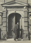 FOTO-000266 Een oude man gaat door de hoofdingang het gemeenlandshuis van Rijnland aan de Breestraat binnen, juli 1943