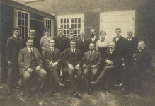 FOTO-000277 Personeel van de Secretarie en de opzichters van de districten op de binnenplaats van het gemeenl..., circa 1920