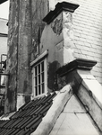 FOTO-000288 Detail gevel en schoorsteen van de Grote Zaal boven het IJzeren Kantoor van het gemeenlandshuis v..., 21/5/1965