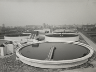 FOTO-000315 Medewerkers van het hoogheemraadschap Schieland bezoeken de afvalwateringszuiveringsinstallatie i..., 1976