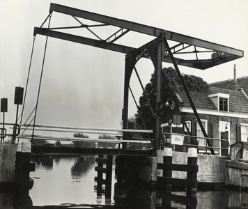 FOTO-000344 De brug over de Oude Rijn te Zwammerdam, gezien vanaf de westzijde, 21/5/1965
