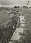 FOTO-000350 Oude Spaarndammerdijk ten oosten van Halfweg, met restanten oude stenen walmuur, 1967