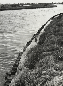 FOTO-000359 Verbetering van de kaden langs de Schoutenvaart, welke de polder Nieuwkoop, de Verenigde Blokland..., 11/5/1964