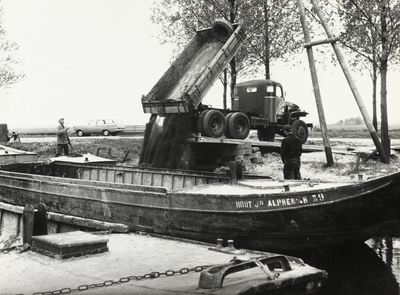 FOTO-000361 Verbetering van de kaden langs de Schoutenvaart: lossen van klei, 11/5/1964