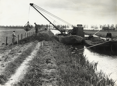 FOTO-000362 Kadeverbetering van de Schoutenvaart: ophogen van de boezemkade, 11/5/1964