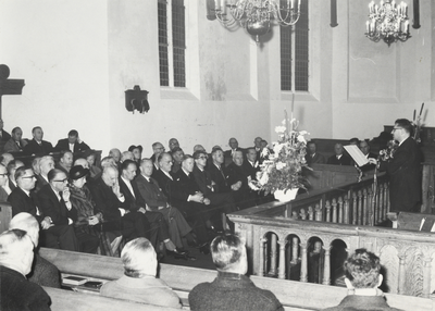 FOTO-000371 800-jarig bestaan van de Zwammerdam: herdenking in de kerk, spreker H. v.d. Linden, 25/11/1965