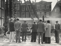 FOTO-000380 De eerste paal voor het nieuwe gebouw aan de Breestraat wordt geslagen: het gebouw van de Technis..., 30/9/1976