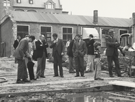 FOTO-000381 De eerste paal voor het nieuwe gebouw aan de Breestraat wordt geslagen: het gebouw van de Technis..., 30/9/1976