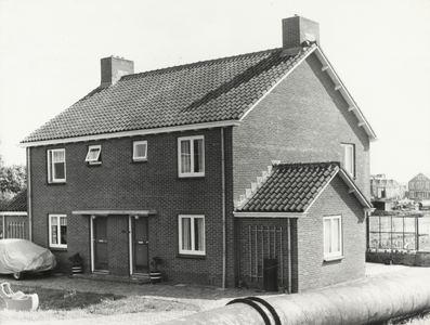 FOTO-000403 Voorzijde van twee nieuwe sluiswachterswoningen (dubbele sluiswachterswoning) te Spaarndam, 31/5/1965