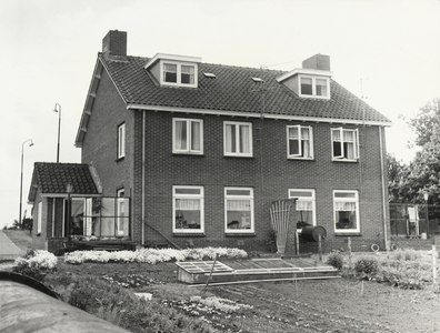 FOTO-000404 Achterzijde van twee nieuwe sluiswachterswoningen (dubbele sluiswachterswoning) te Spaarndam, 31/5/1965