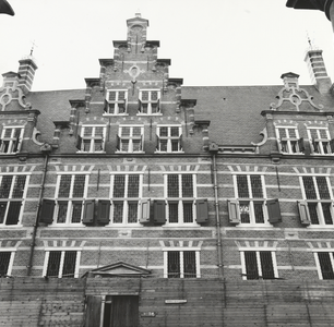 FOTO-000405 Restauratie van de voorgevel van het gemeenlandshuis van Rijnland , circa 1970