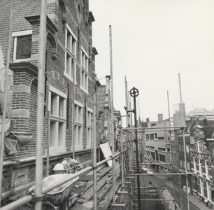 FOTO-000411 Restauratie van de voorgevel van het gemeenlandshuis van Rijnland, 1970