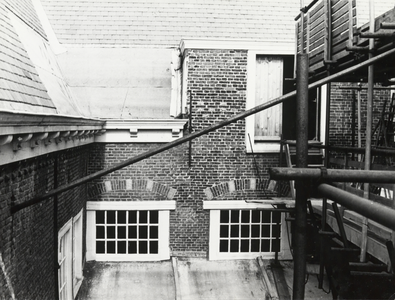 FOTO-000412 Achtergevel van het gemeenlandshuis van Rijnland tijdens de restauratie: aanzicht bestaande trapp..., 1965