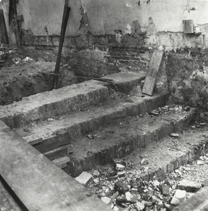 FOTO-000416 Restauratie van het gemeenlandshuis in Rijnland: gemetselde trap teruggevonden onder het weggebro..., 1965