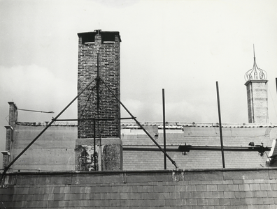 FOTO-000418 Restauratie van het gemeenlandshuis van Rijnland: de grote schoorsteen gezien aan de achterkant, 1965
