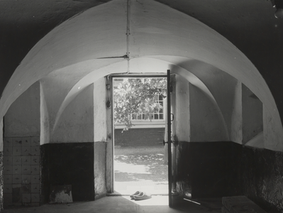 FOTO-000460 De ruimte onder de Grote Zaal / IJzeren Kantoor in het gemeenlandshuis van Rijnland, circa 1950