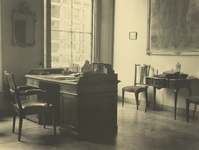 FOTO-000464 Secretariskamer in het gemeenlandshuis van Rijnland, met uitzicht op de Stadsgehoorzaal, 1943