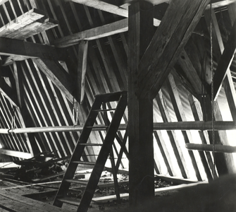 FOTO-000490 Restauratie van het dak van het gemeenlandshuis te Leiden (westelijke zolder), 21/5/1965