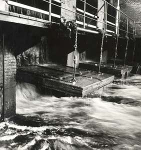 FOTO-000522 Uitwatering van het boezemgemaal te Spaarndam: wachtdeuren voor schepraderen tijdens de bemaling, 1965