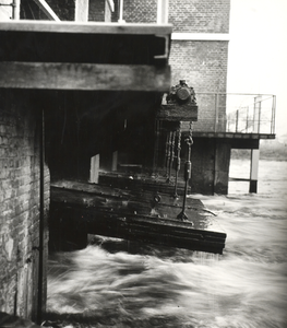 FOTO-000523 Uitwatering van het boezemgemaal te Spaarndam: wachtdeuren voor schepraderen tijdens de bemaling, 1965