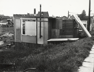 FOTO-000562 Bebouwing of opstallen langs de zuidelijke oever van de Starrevaart, 25-05-1965