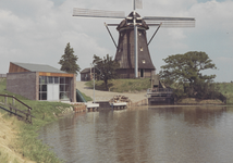 FOTO-000576 Zicht op de molen en het nieuwe gemaal van de Hornmeerpolder en Stommeerpolder, 1968