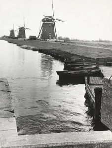 FOTO-000584 De drie molens (molengang) van de droogmakerij de Driemanspolder, 9/5/1967
