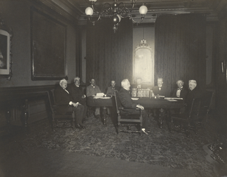 FOTO-000623 Dijkgraaf, hoogheemraden, secretaris, rentmeester en ingenieur bijeen in Kleine- of Rode Zaal, de..., 12/9/1896