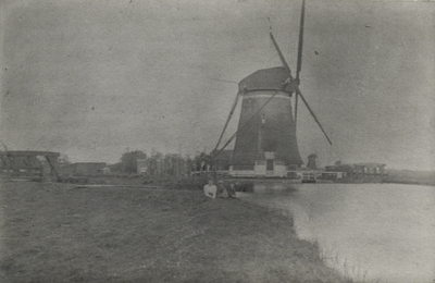 FOTO-000684 De Bovenmolen van de polder Palenstein met links het Benthuizer Verlaat en rechts achter de molen..., 1900-1930