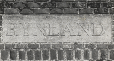 FOTO-000698 Naambord van steen, met de tekst Rijnland erop in de tuinmuur van het gemeenlandshuis in Spaarndam, circa 1982