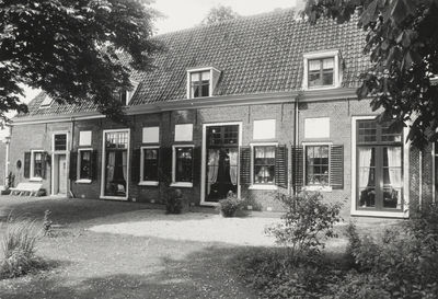 FOTO-000701 De zuidelijke zijde van de achtergevel van het gemeenlandshuis te Spaarndam, met woonhuis en kantoor, circa 1982