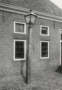 FOTO-000704 Achtergevel (noordoost) van het gemeenlandshuis in Spaarndam, met houten vroeg 19e eeuwse lantaar..., circa 1982