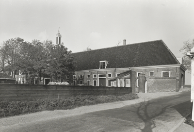 FOTO-000705 Achterzijde van het gemeenlandshuis in Spaarndam, gezien vanaf de straat., circa 1982