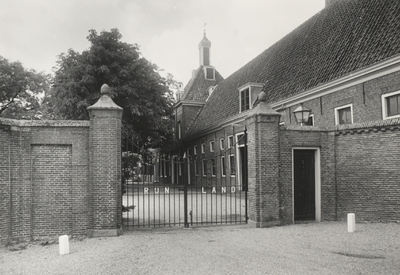 FOTO-000706 Ingangspoort van het terrein van het gemeenlandshuis in Spaarndam, circa 1982