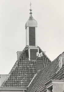 FOTO-000707 De Toren midden op het dak van het gemeenlandshuis in Spaarndam, van de voorzijde van het gebouw ..., circa 1982