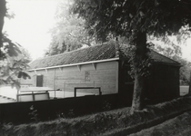 FOTO-000711 Schuur op het terrein van het gemeenlandshuis in Spaarndam, circa 1982