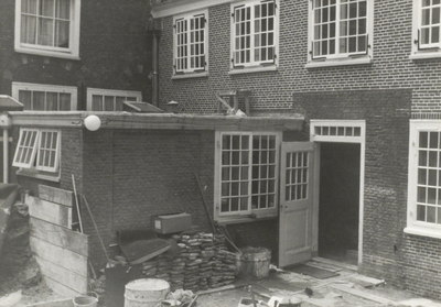 FOTO-000714 Opslag op de binnenplaats tijdens de restauratie van het gemeenlandshuis, 1968