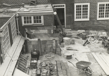 FOTO-000715 Opslag op de binnenplaats tijdens de restauratie van het gemeenlandshuis, 1968