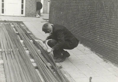 FOTO-000718 IJzervlechten naast de keet tijdens de restauratie van het gemeenlandshuis, 1968