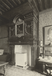 FOTO-000720 Dijkgraafskamer, met schouw en porseleinen kachel van het gemeenlandshuis, augustus 1906